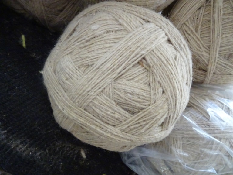 Pelote-fil-de-laine-canevas-tapis-berbere