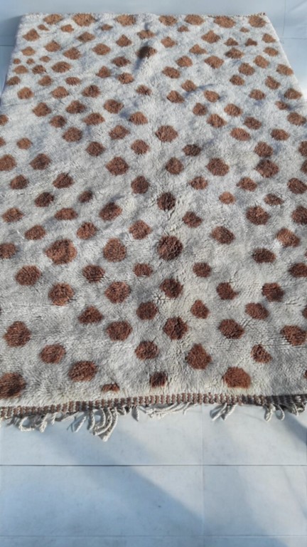 Tapis-berbere-haut-de-gammme-blanc-pois-marrons