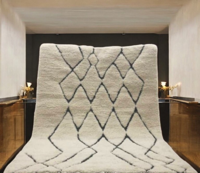 grand-tapis-design-maroc-blanc-noir-relief