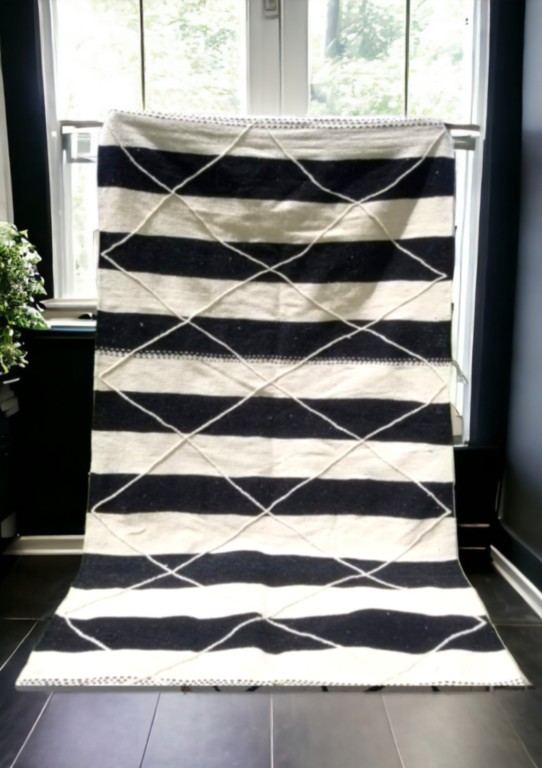 Tapis-design-berbere-bandes-noir-blanc