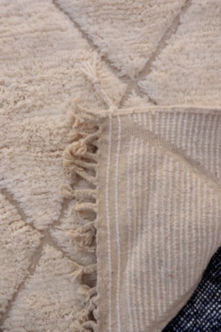 Dos-tapis-beni-ouarain-beige-