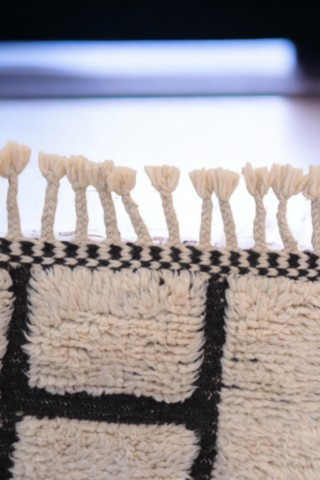 franges-tapis-beni-ouarain-noir-blanc